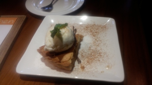 Apple pie with ice cream